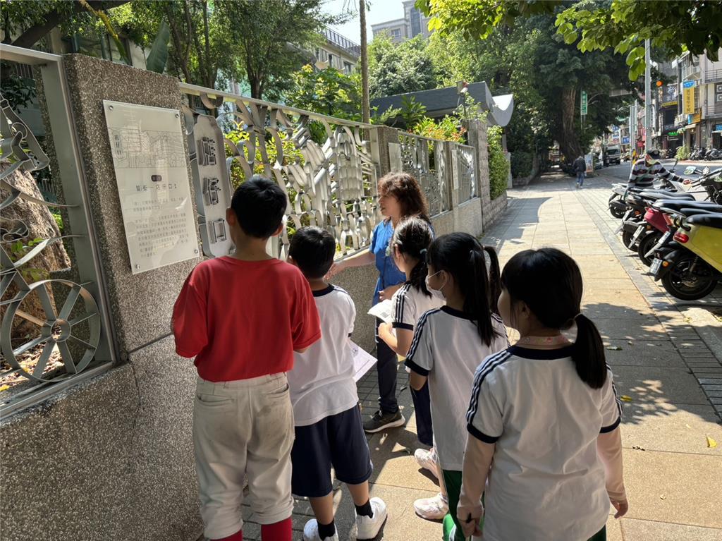 教育園丁的話圖片透過兒童月上下課翻轉，總務主任向孩子們分享公共藝術鐵花窗上的故事。