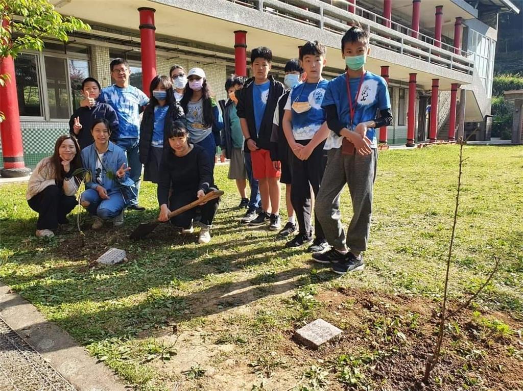 教育園丁的話圖片每年植樹節湖山國小師生都會一起種樹