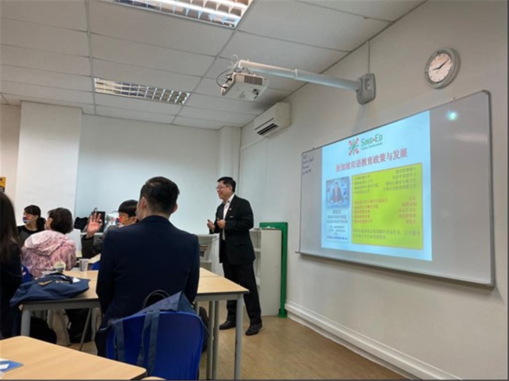 教育園丁的話圖片圖２   顏振發前司長向參訪團說明新加坡語文教學的政策與發展