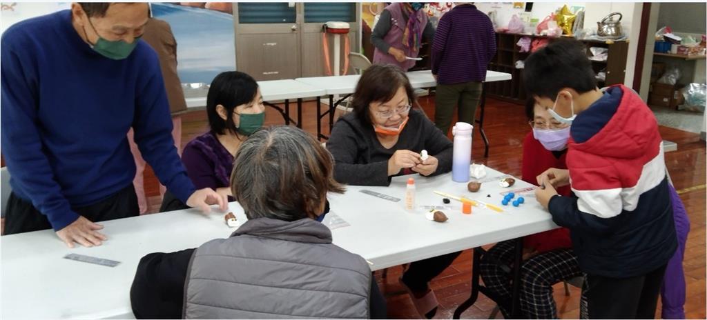 教育園丁的話圖片國中小學生擔任小老師，指導長者製作貓頭鷹（世代共榮）