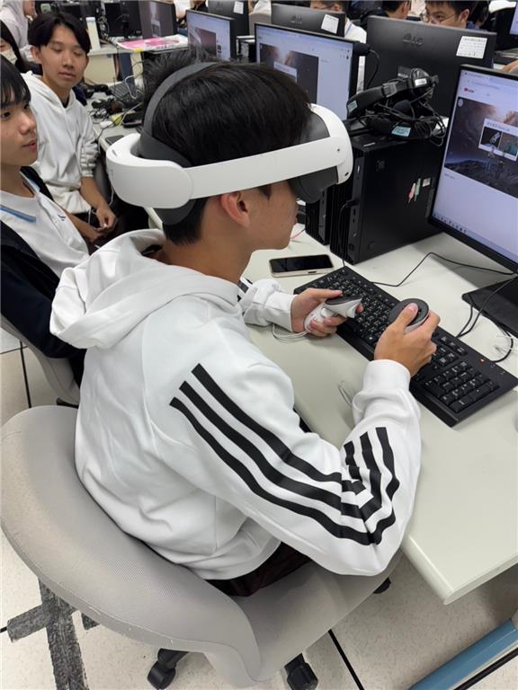 教育園丁的話圖片圖1學生們好奇地積極佩戴頭盔,準備進入沉浸式學習世界
