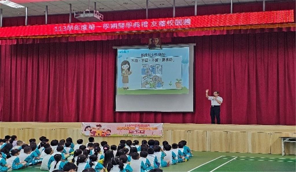 教育園丁的話圖片校長帶領反毒拒詐宣誓