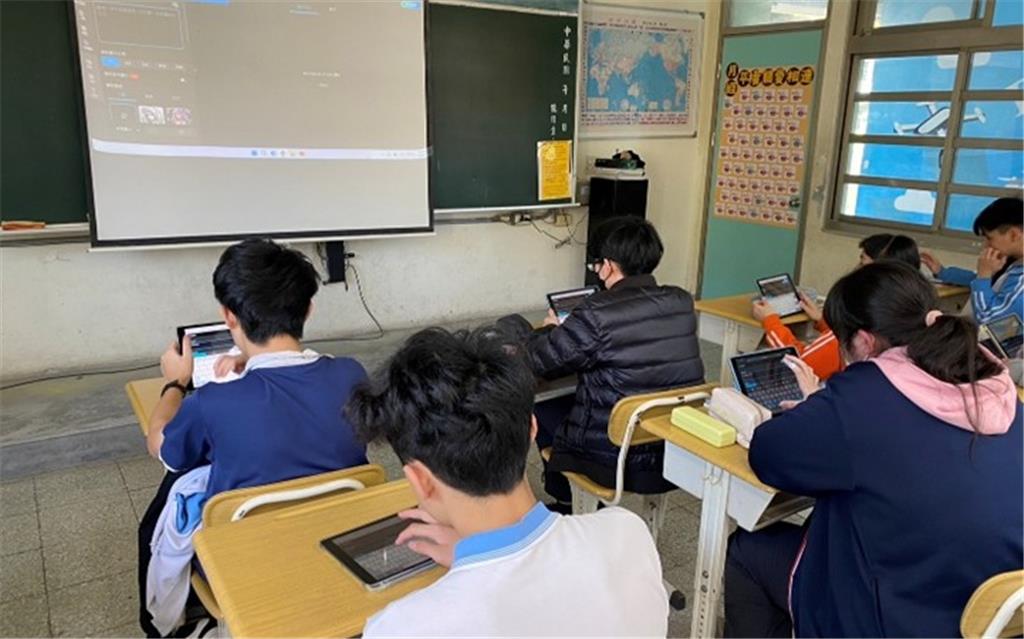 教育園丁的話圖片透過AI生成功能，具象化建構防震概念