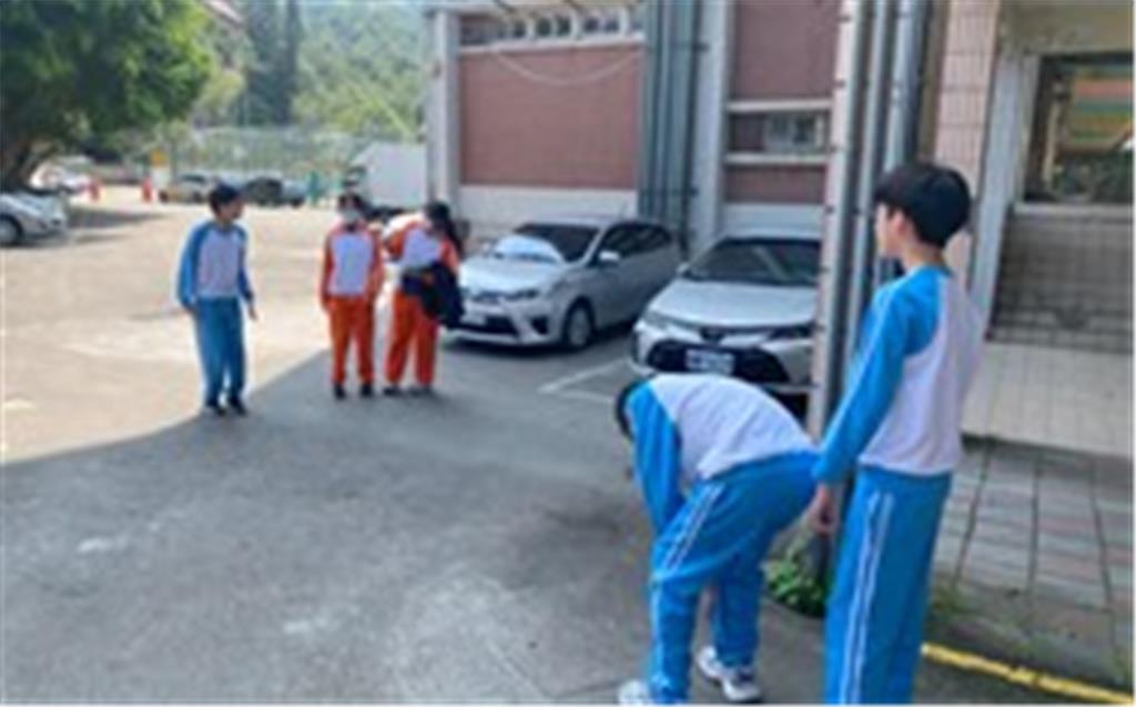 教育園丁的話圖片從在教室內討論標記，到實地訪查校園環境