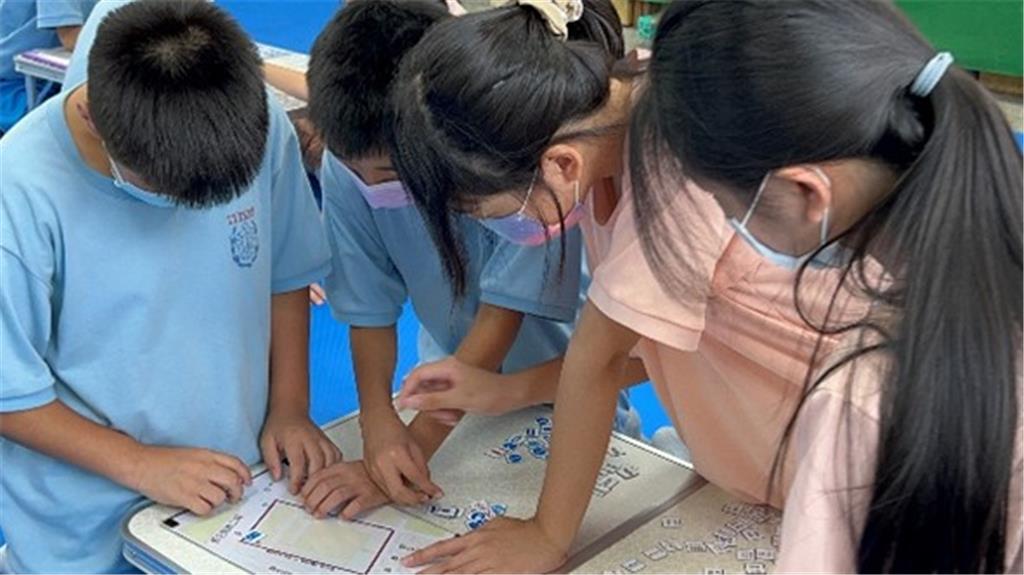 教育園丁的話圖片同學們討論校園周邊標號的呈現方式