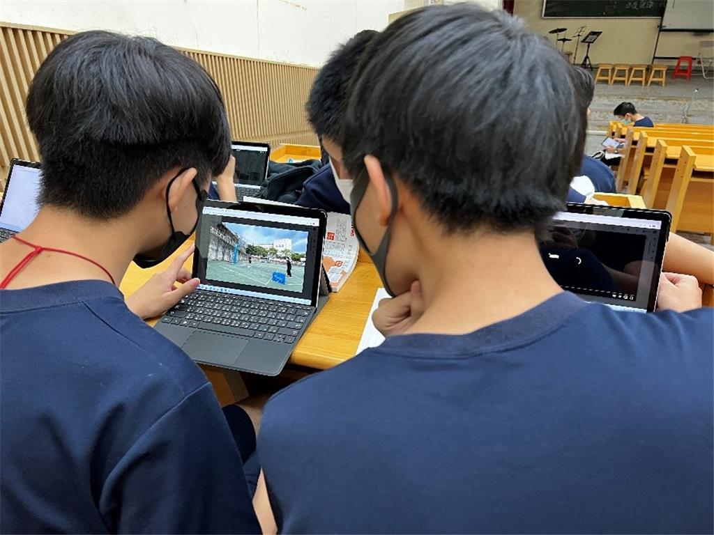 教育園丁的話圖片雨天無法室外上課，學生檢視自己的排球低手傳接球動作