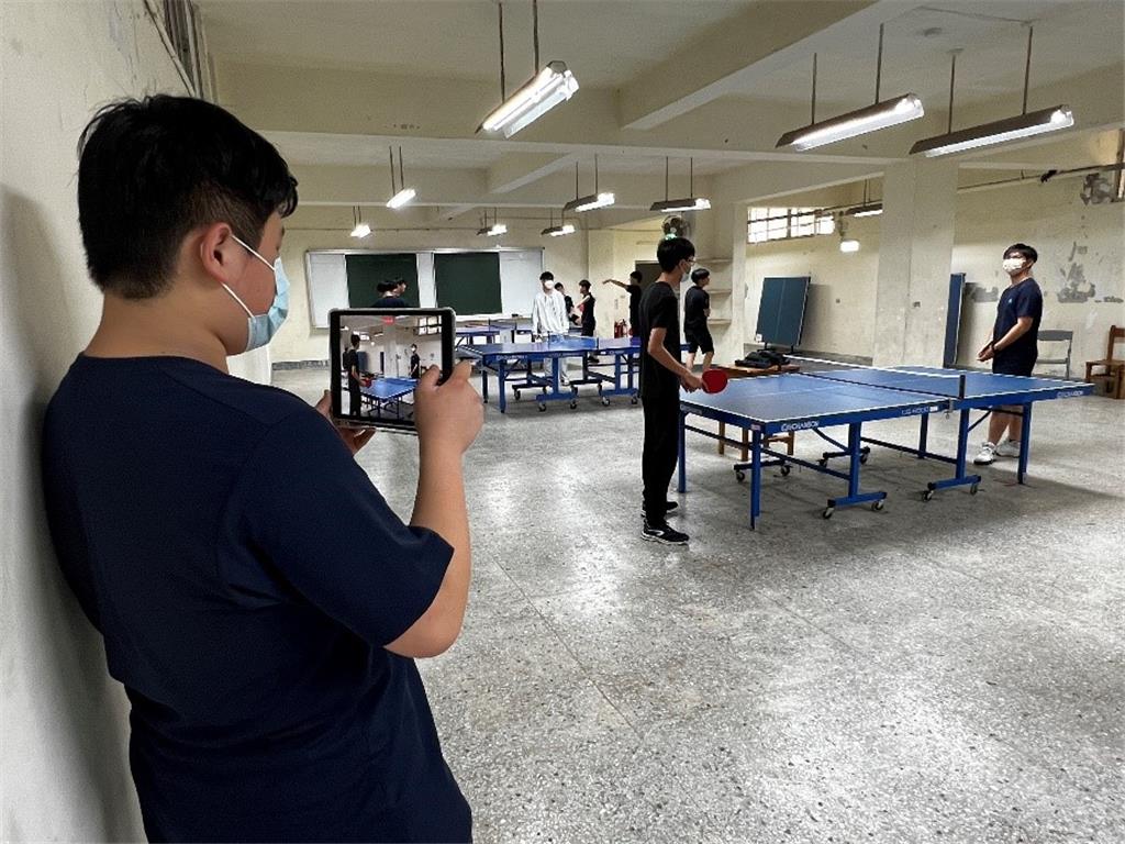 教育園丁的話圖片課程中利用平板拍攝桌球測驗
