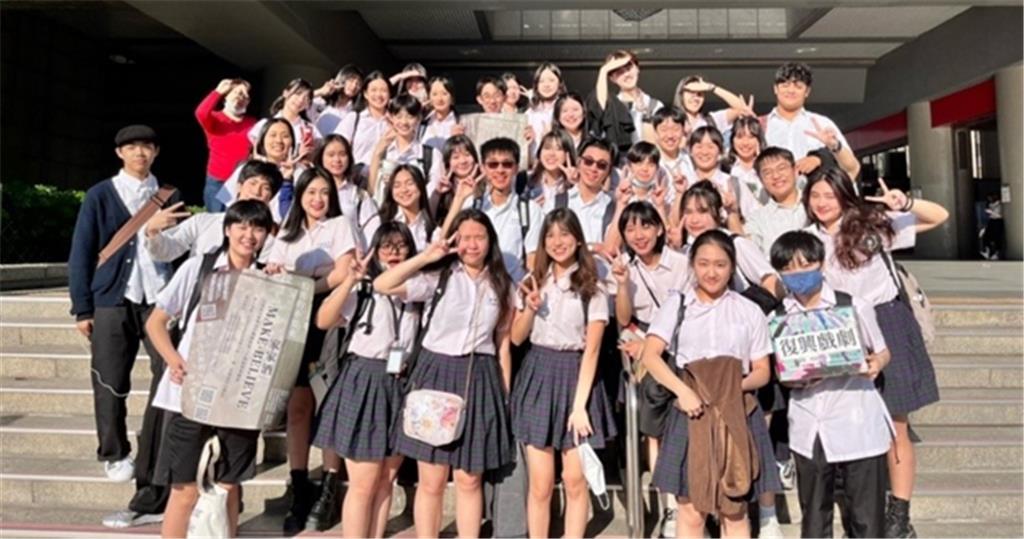 教育園丁的話圖片戲劇班全體學生為排演一、排演二和畢業製作等課程籌備贊助，師生進行 校外踏查及踩街勸募活動