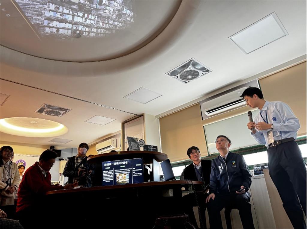 教育園丁的話圖片介壽國中資優班學生向湯局長介紹AI融入的專題 (2025/2/25)