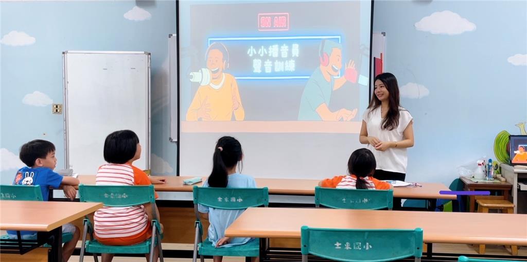 教育園丁的話圖片創立了「士東廣播電台」，並舉辦「小小播音員甄選」