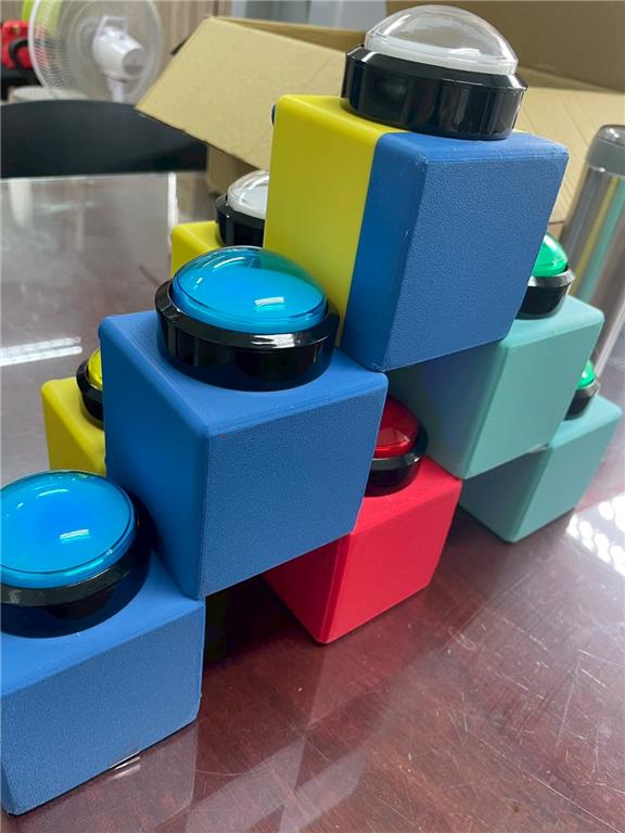 教育園丁的話圖片以 3D 列印技術製作的模型，打造校園角落的 英文學習按鈕