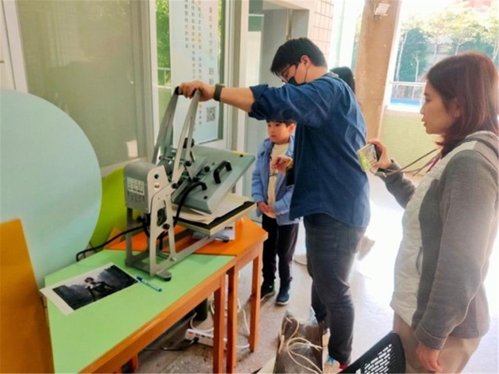 教育園丁的話圖片結合熱壓機展現個人AI風格藝術