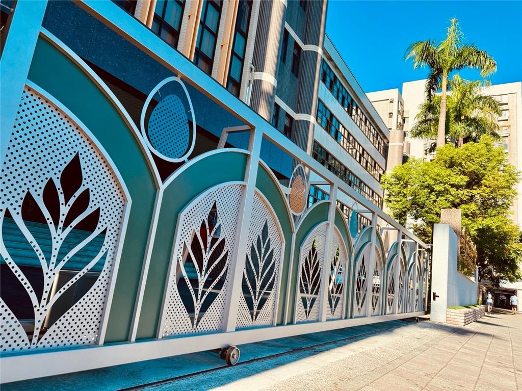 教育園丁的話圖片圖1 以「小樹苗」、「小草花」及「小水滴」打造中正國中新校門意象