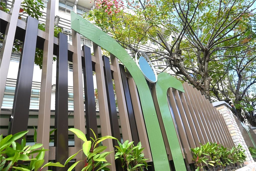 教育園丁的話圖片圖2孕育後世代與澆注新知之意的格柵圍牆