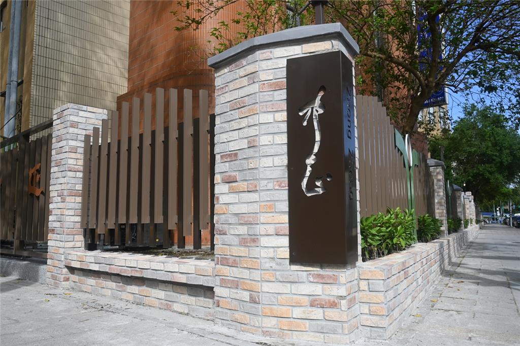 教育園丁的話圖片.圖3創作藝術「書法」圍牆(白天)