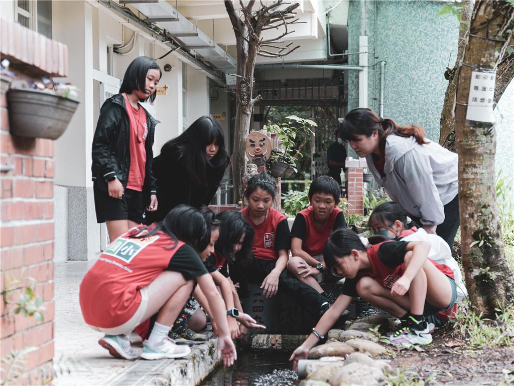 教育園丁的話圖片9.校園內建置模擬水圳路的生態溝，便於學生就近觀察及解說