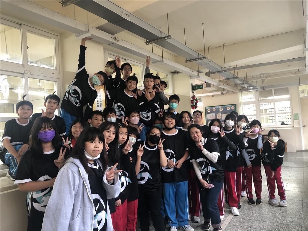 教育園丁的話圖片班服設計歷經全班海選到討論定稿、順利完成，大家決定在首次穿班服日合影紀念