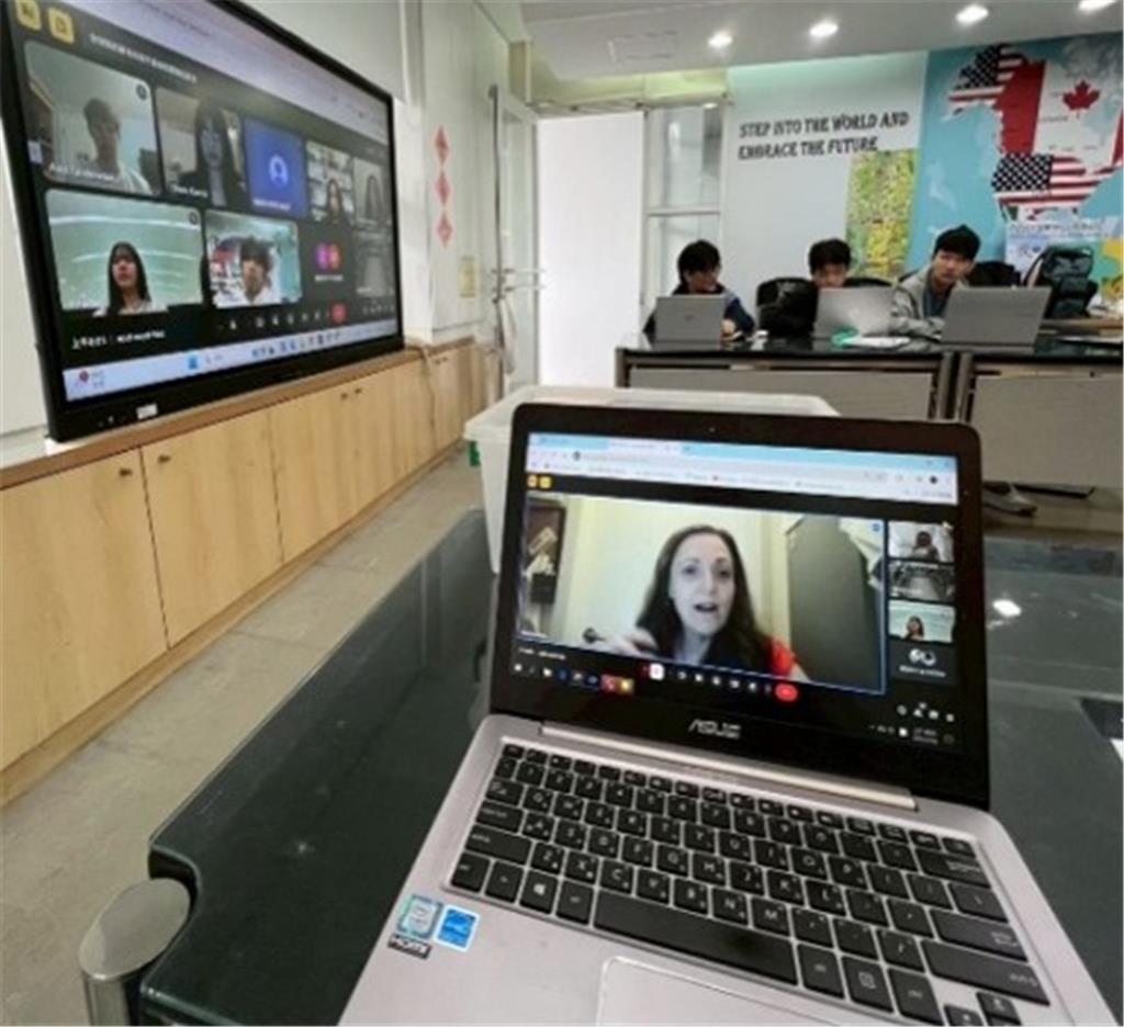 教育園丁的話圖片圖2 加拿大教師在線上引導臺灣與加拿大高中生進行原住民族議題文