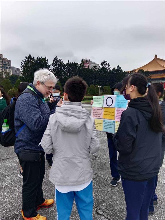 教育園丁的話圖片(圖二)結合兩廳院等在地資源，以英文訪問到訪臺灣的國際友人。