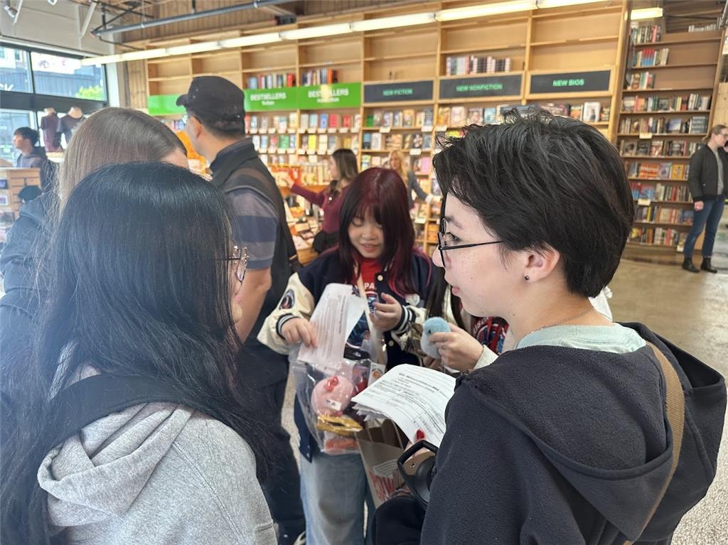 教育園丁的話圖片(圖二)學生於美國波特蘭市進行城市探索，參訪全球規模最大的獨立書店 Powell’s Books，並在探索過程中共同完成學習單，整理觀察重點與學習心得，深化對城市文化與閱讀價值的理解。