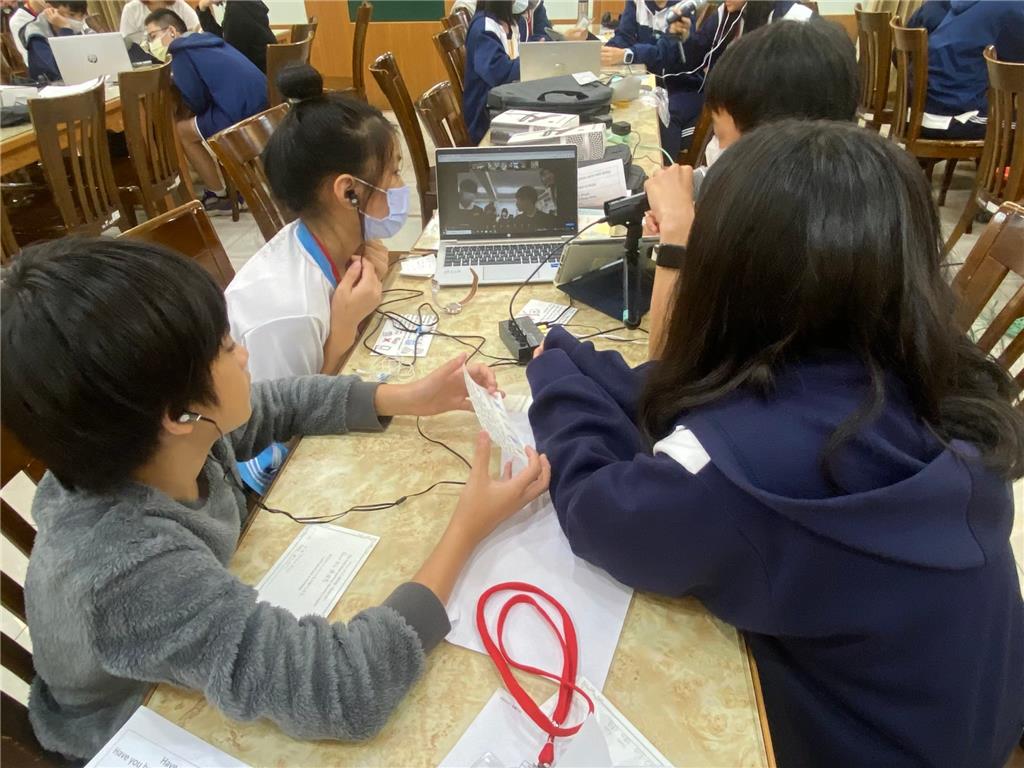 教育園丁的話圖片(圖一)日本視訊交流：學生於線上展示節慶明信片，分享臺灣文化，進行跨國英語交流。