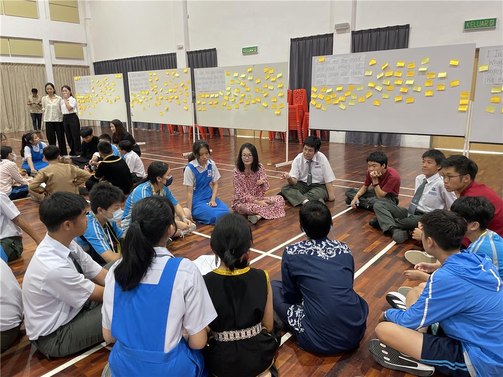 教育園丁的話圖片(圖一)2025年5月28日出訪馬來西亞聖願中學，兩校學生探討如何在生活中減少一次性塑膠的議題。