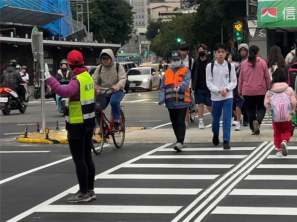 教育園丁的話圖片圖一:交通志工家長晨間交通導護