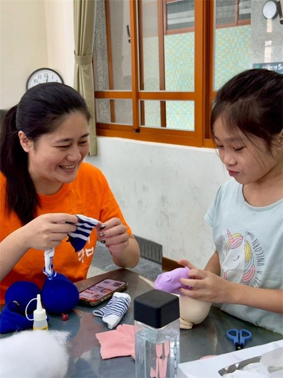 教育園丁的話圖片圖三:能量襪娃娃親子活動1