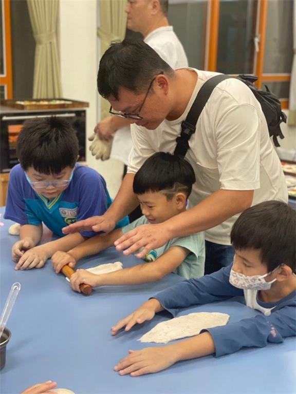 教育園丁的話圖片圖八:肉桂捲製作親子活動