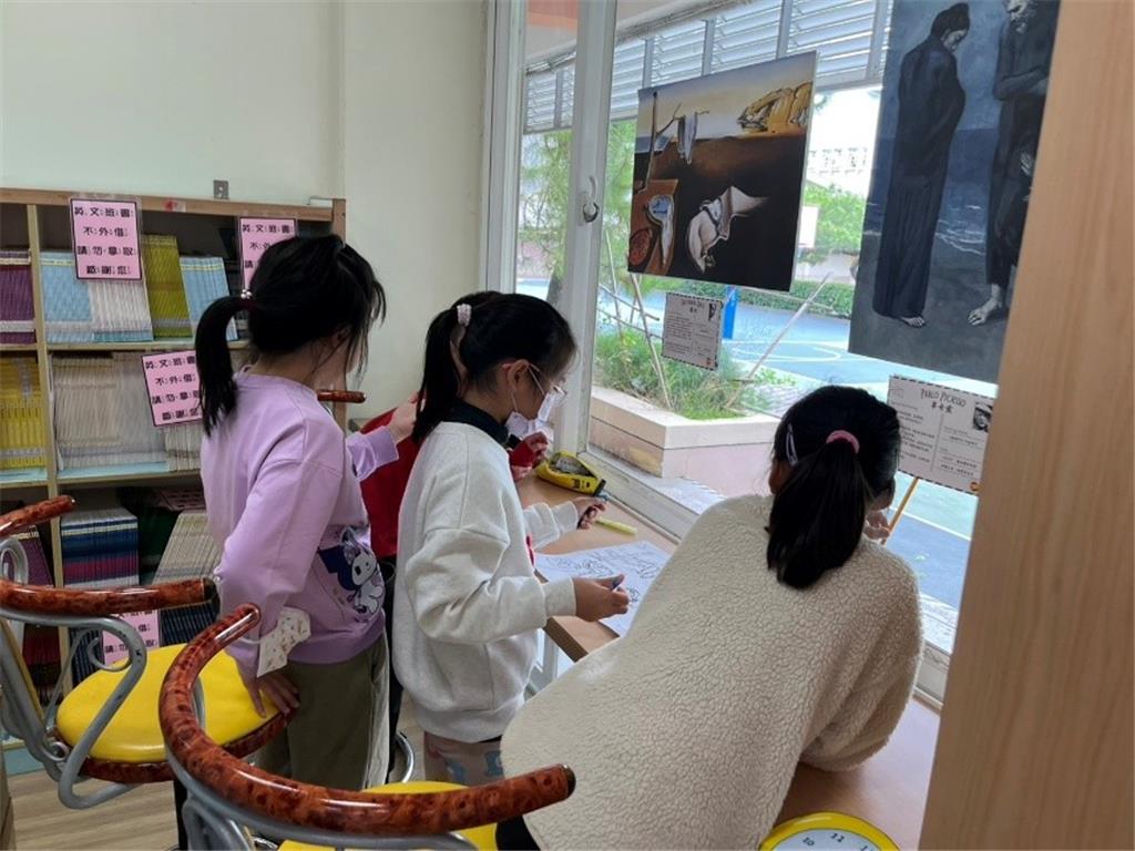 教育園丁的話圖片學生正在閱讀書展書籍，完成漫畫式學習單