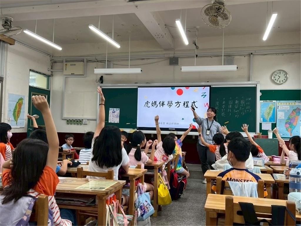 教育園丁的話圖片上課時教師引導提問和學生踴躍分享