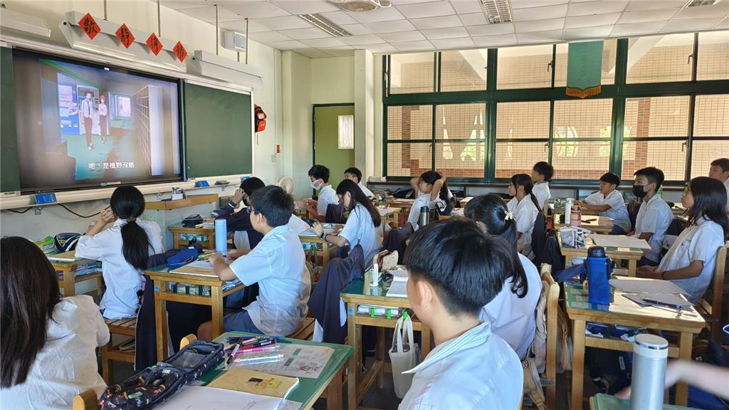 教育園丁的話圖片同學們專心地觀賞影片