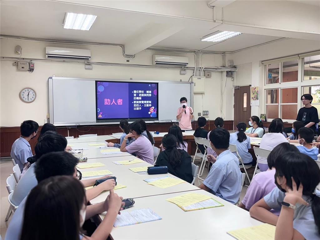 教育園丁的話圖片傳遞信念，期許學生帶著善良與溫暖前進人生的旅程！