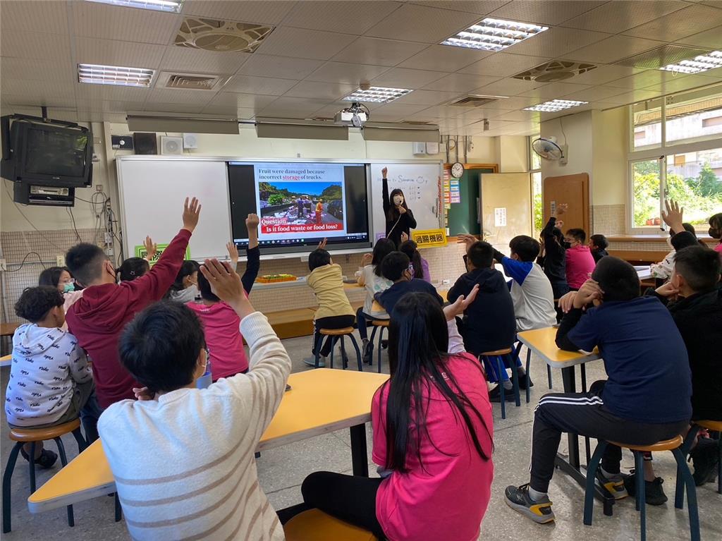 教育園丁的話圖片圖二、邀請社區小學學生共同參與雙語彈性課程探討食物浪費情形