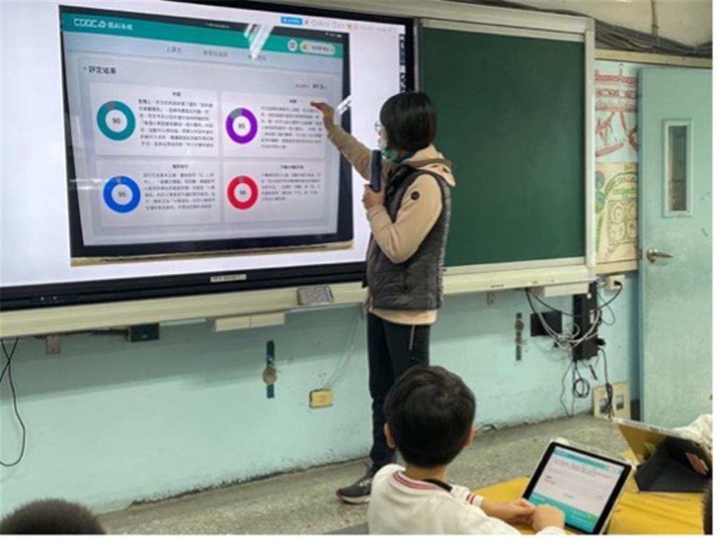 教育園丁的話圖片教師展示AI評定，並傳送給每位學生