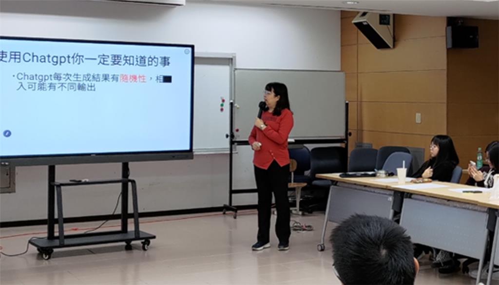 教育園丁的話圖片國文科思辨課程教師運用ChatGPT融入教學