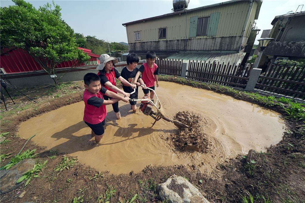教育園丁的話圖片平等師生合作於校內開闢水梯田