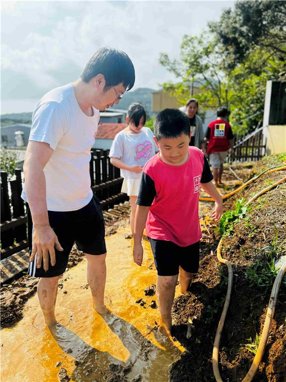 教育園丁的話圖片用雙腳保水護地夯實水田底部
