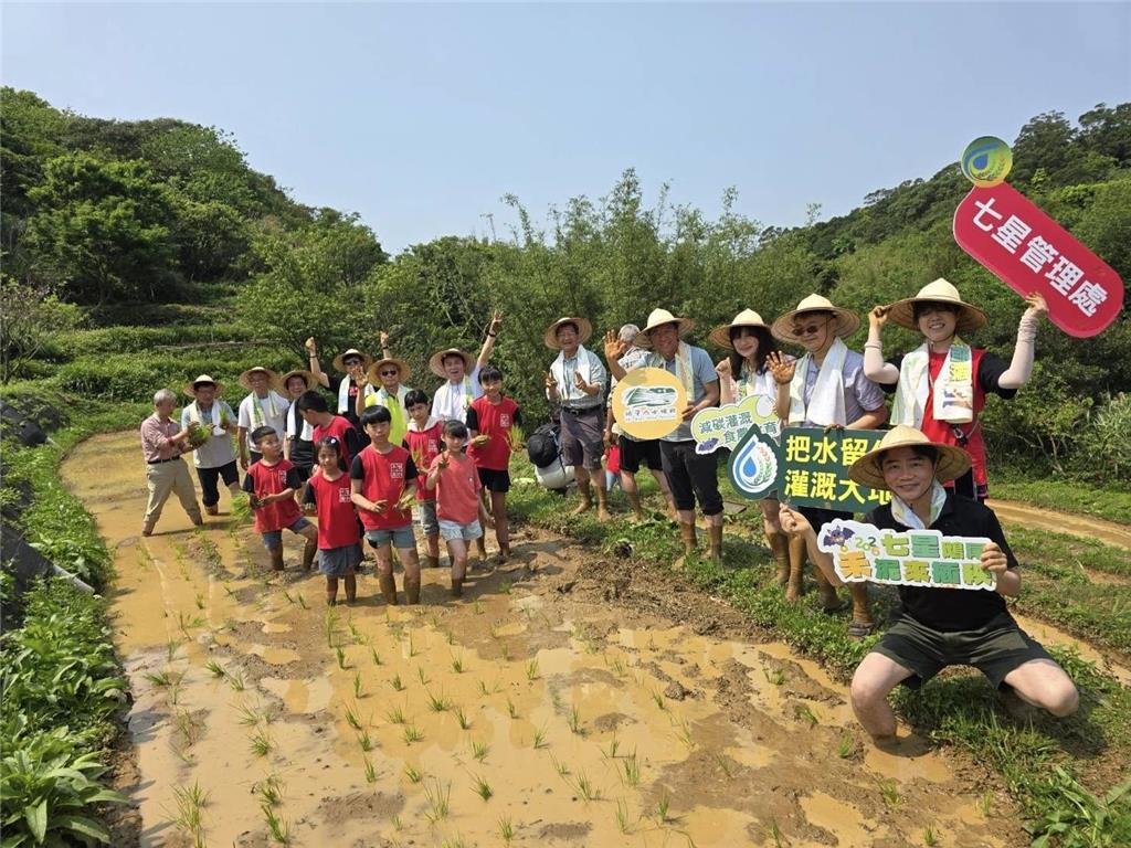 教育園丁的話圖片平等國小和七星管理處一起合作守護社區水梯田