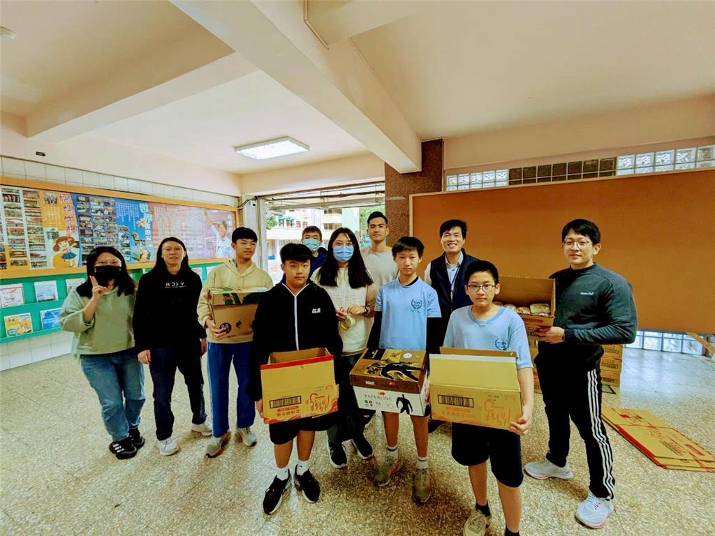 教育園丁的話圖片校長及師長們響應惜食活動，同學們共同參與，增添校園人文關懷