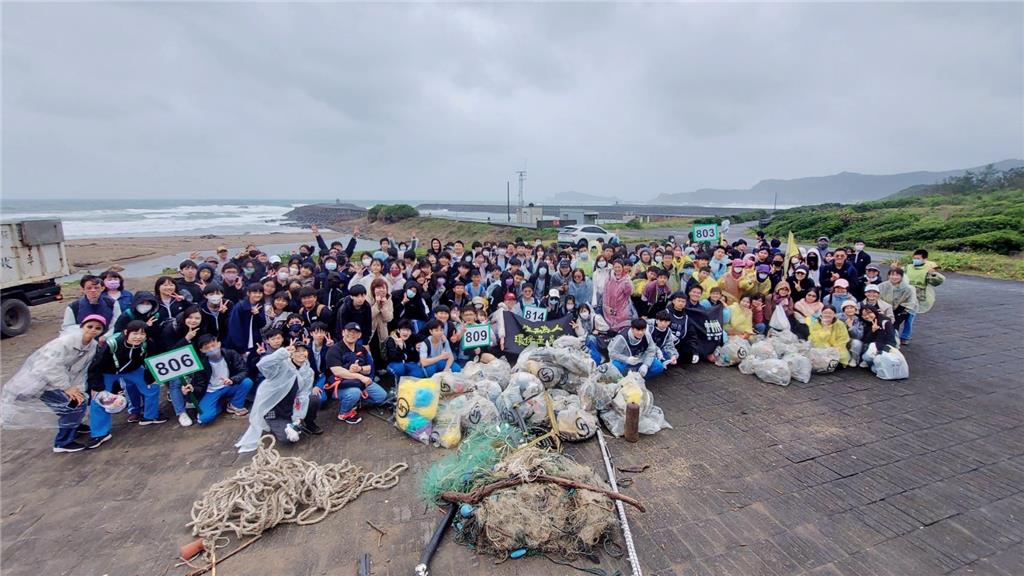 教育園丁的話圖片校長、行政團隊與師長們，共同帶領學生帶北海岸淨灘，引導同學思考永續海洋環境的重要性。