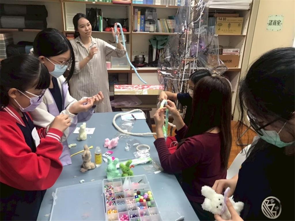 教育園丁的話圖片黃以中實習藝術治療師帶領學生透過手作課程，創作聖誕樹。