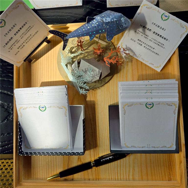 教育園丁的話圖片提供觀展民眾與親師生回饋，寫下每個人印象最深刻的作品，並將誠摯的回饋放在作品旁，回饋給熱情投入的學生。