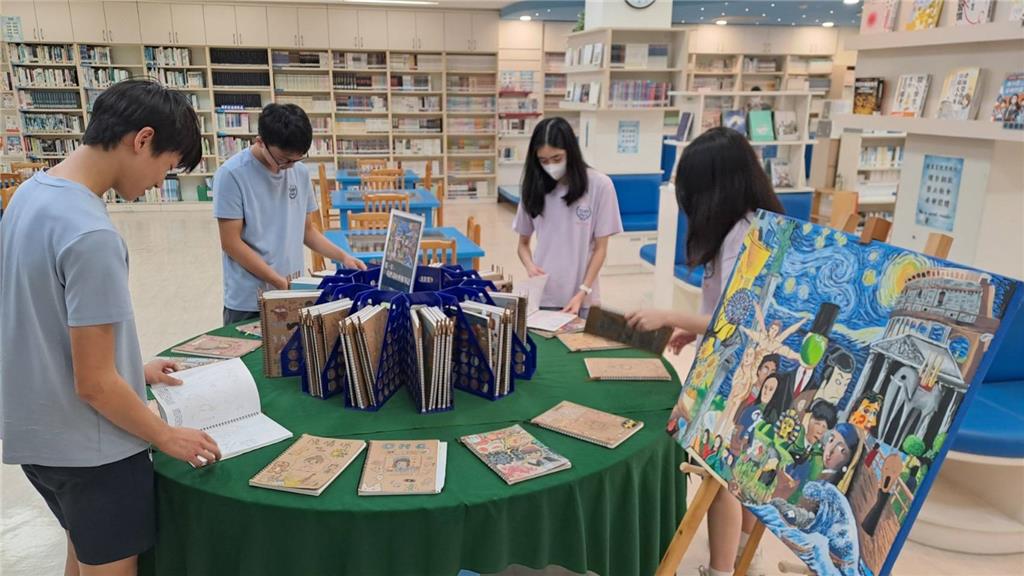 教育園丁的話圖片九年級學生對同儕的藝術筆記展現高度興趣，有驚豔，有讚嘆，也有童心未泯的看見。