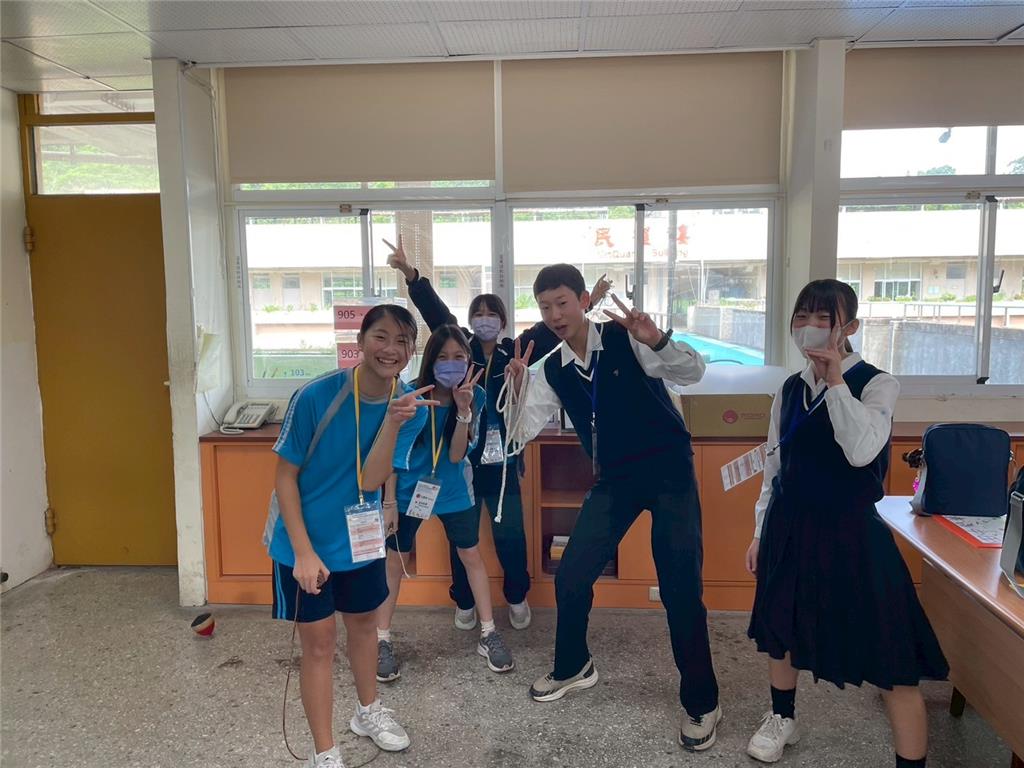 教育園丁的話圖片日本學生成功體驗臺灣傳統童玩─打陀螺，現場氣氛熱絡，並與三民學生開心合影留念，為交流活動留下美好回憶。