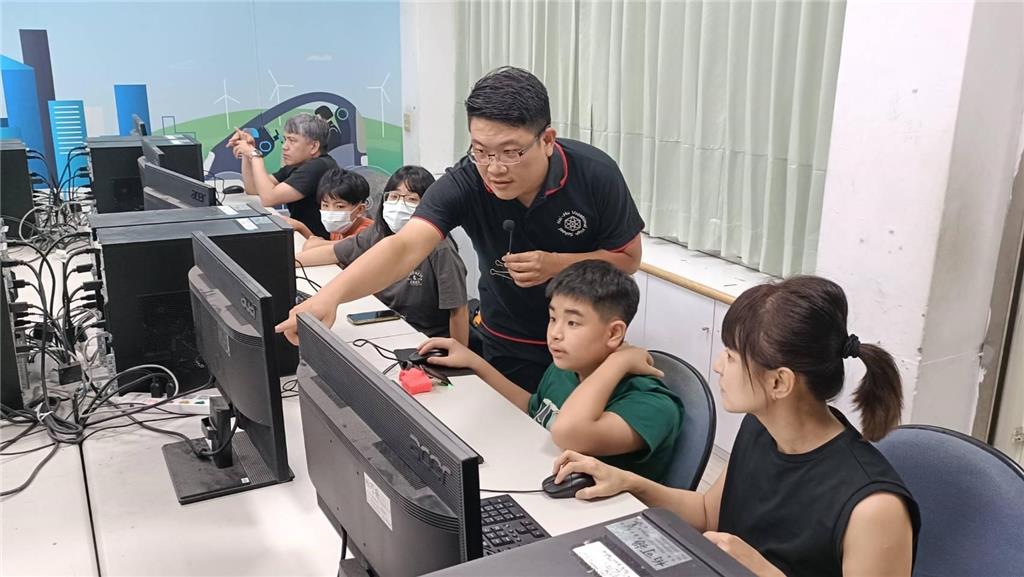 教育園丁的話圖片親子科技實務與技職體驗 --透過親子共同學習，家長不再只是旁觀者，而是與孩子並肩合作的夥伴，同時也建立起親子的共同回憶。 