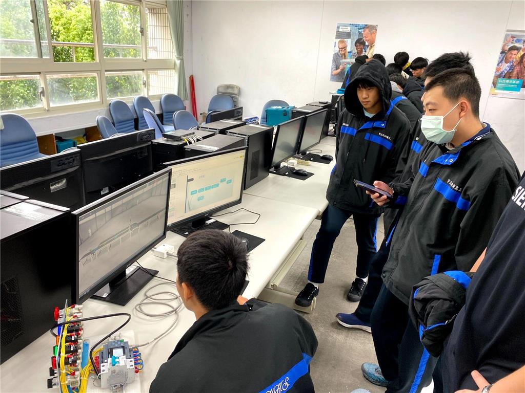教育園丁的話圖片學生進行專題製作的分享與交流--讓不同背景的同學能打破思考框架、進行思維碰撞，有效提升學生的表達能力與創新思維。