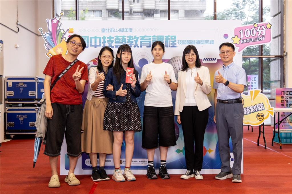 教育園丁的話圖片115學年度技藝競賽榮獲佳績，頒獎典禮校長與獲獎選手及家長合影留念