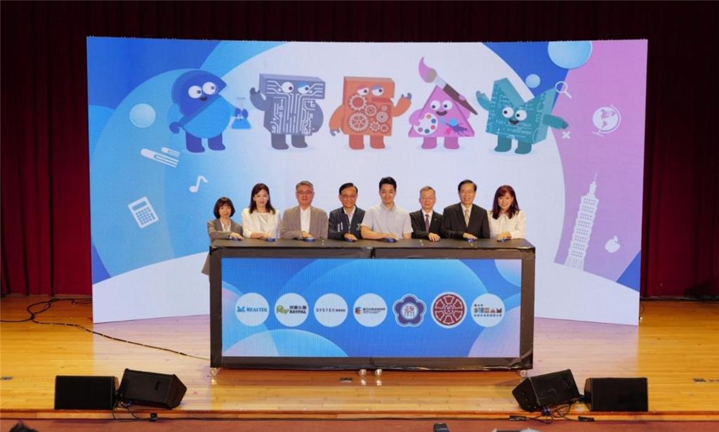教育園丁的話圖片圖3蔣萬安市長代表簽署產官學STEAM教育MOU  (左至右 瑞昱半導體周欣儀處長、瑞寶生醫楊詠婷處長、精誠資訊黃郁仁副總、北市教育局湯志民局長、北市蔣萬安市長、政大李蔡彥校長、臺灣師大宋曜廷校長、北市STEAM辦公室主任張云棻校長)
