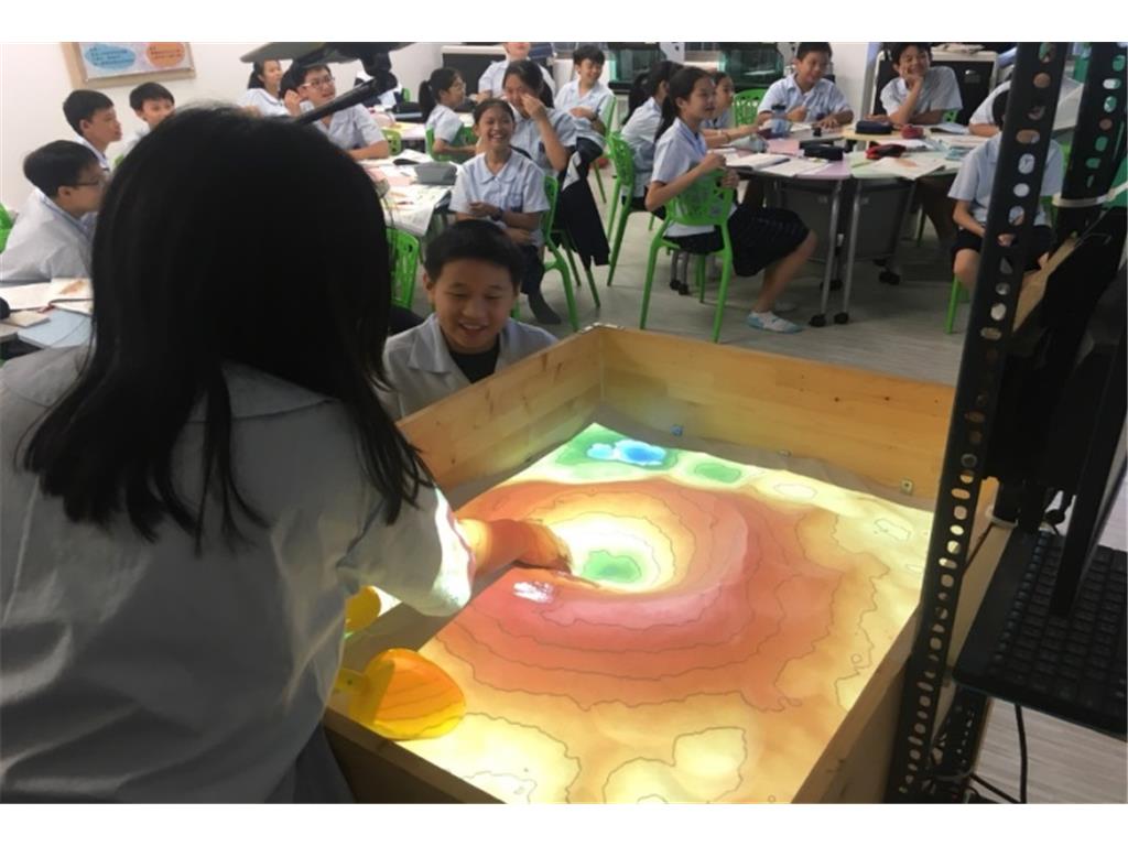 教育園丁的話圖片圖一、學生利用地形沙盒瞭解等高線抽象概念